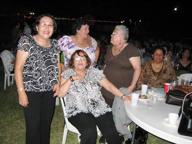 Desde las mesas se disfrutaron del concierto de la Sonora y de la deliciosa comida de La Berlina, en el Jockey.